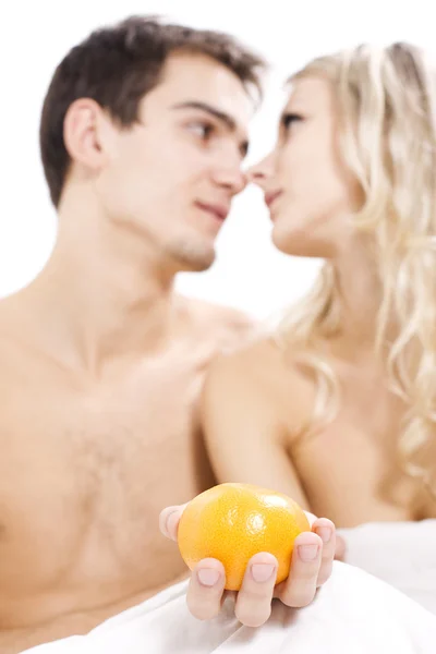 Fiatal pár élvezi a gyümölcsök — Stock Fotó