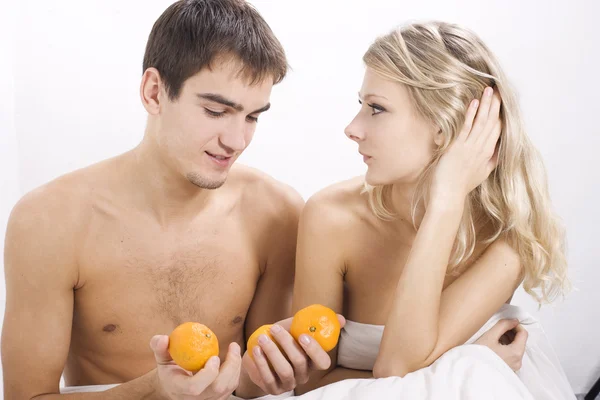 Mladý pár, kteří požívají ovoce — Stock fotografie