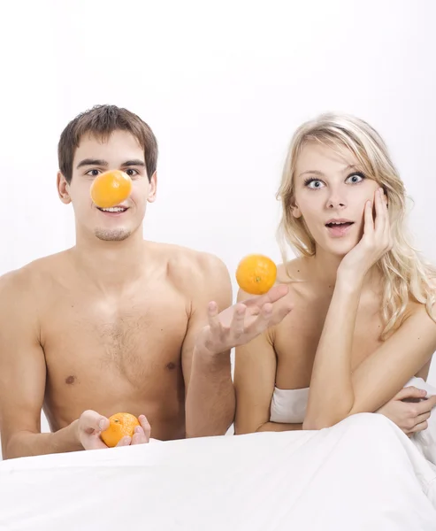 Молодая пара наслаждается фруктами Стоковая Картинка
