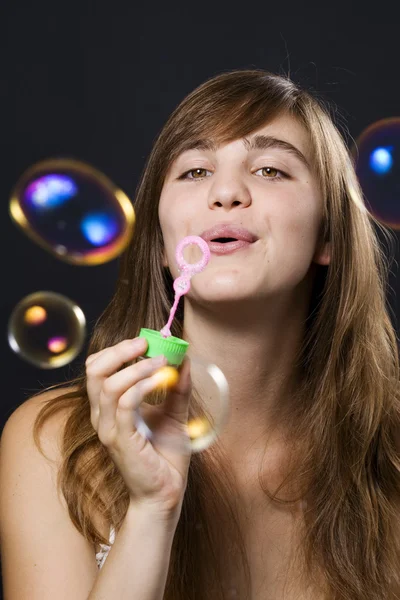 Mulher fazendo bolhas — Fotografia de Stock