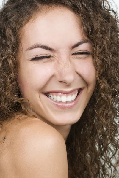 Красива дівчина сміятися — стокове фото