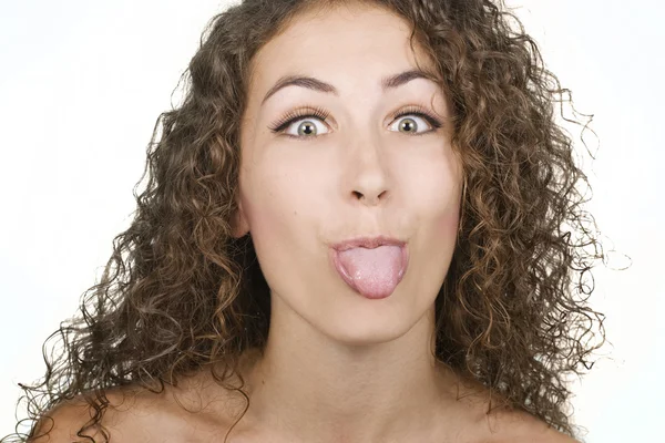 Vrouw steekt haar tong uit — Stockfoto