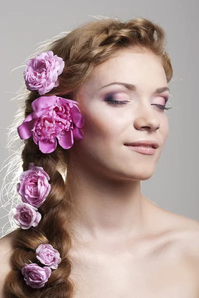 Mujer con trenzas y rosas en el cabello —  Fotos de Stock