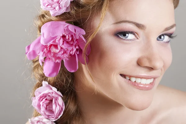 Жінка з косами і трояндами в волоссі — стокове фото