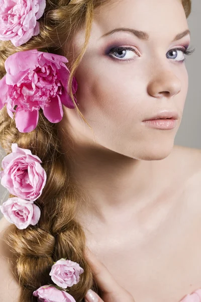 Mujer con trenzas y rosas en el cabello —  Fotos de Stock