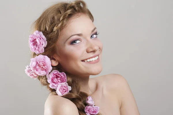 Donna con trecce e rose in capelli — Foto Stock