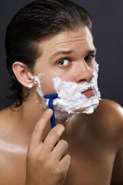 yakışıklı erkek tıraş