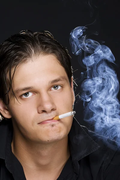 Mannen som röker en cigarett — Stockfoto
