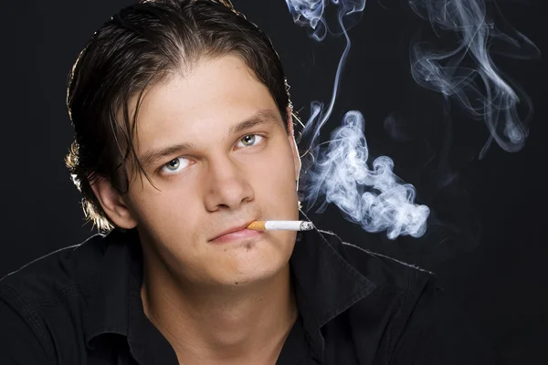 Een man die een sigaret rookt — Stockfoto
