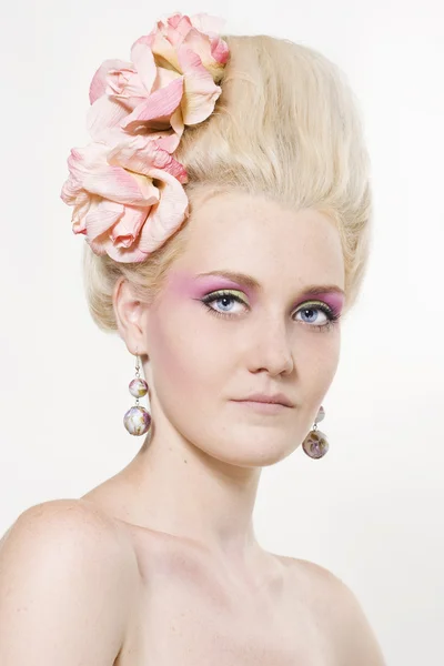 Ung kvinna med snygg make-up — Stockfoto