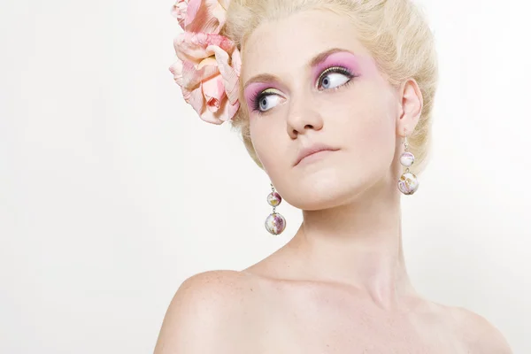 Ung kvinna med snygg make-up — Stockfoto