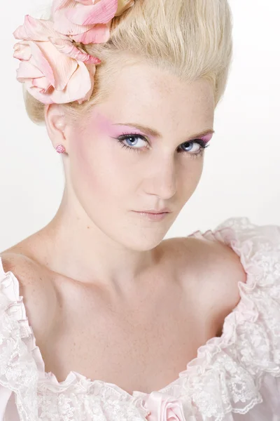 Junge Frau mit stylischem Make-up — Stockfoto