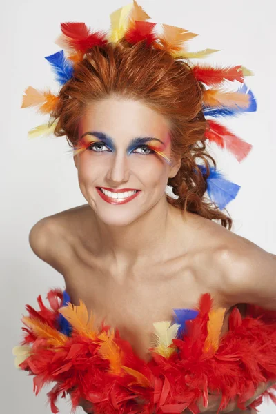 Mujer hermosa con la cara enmarcada en plumas —  Fotos de Stock
