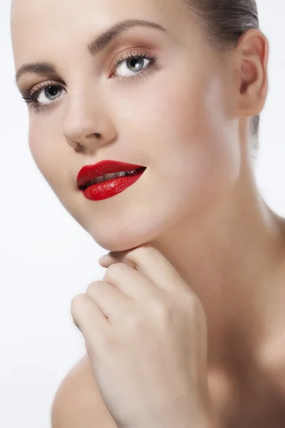 Vacker flicka med röda läppar — Stockfoto