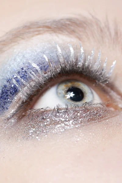 Olho com azul e prata brilho make-up — Fotografia de Stock