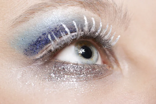 Oczy makijaż niebieski i srebrny blask — Zdjęcie stockowe