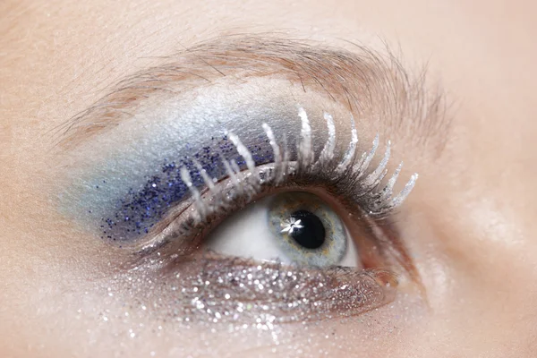 Oko s modrá a stříbrná jiskřící make-up — Stock fotografie