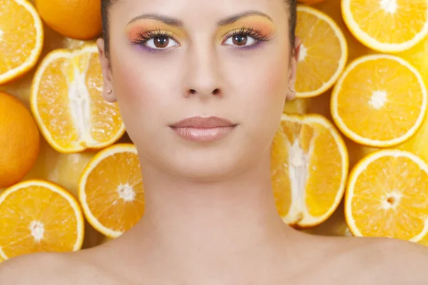 Młoda piękna kobieta z pomarańczy — Zdjęcie stockowe
