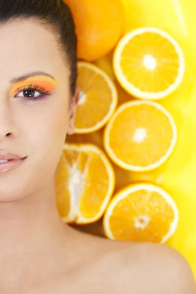 Ung, vakker kvinne med appelsiner – stockfoto