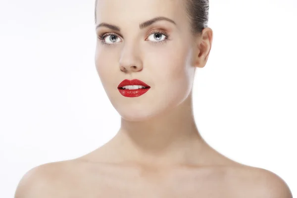 Mooi meisje met rode lippen — Stockfoto
