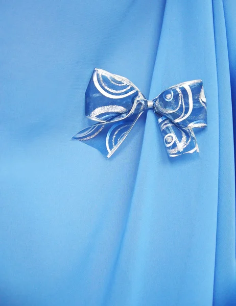 蓝色背景上的蓝色蝴蝶结 — 图库照片