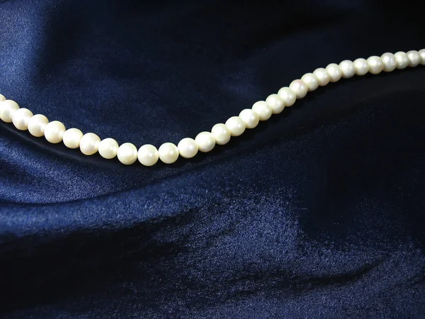 Όμορφα Λευκά Μαργαριτάρια Φόντο Σκούρο Μπλε Μετάξι — Φωτογραφία Αρχείου