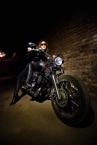 Donna è seduta sulla moto — Foto Stock