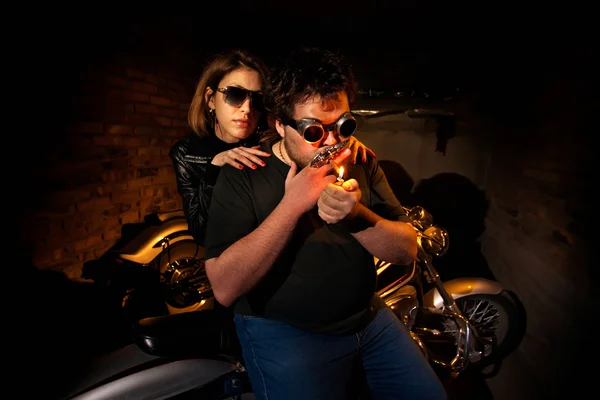 かなりのカップルは バイクに座っています 背景にレンガの壁 — ストック写真