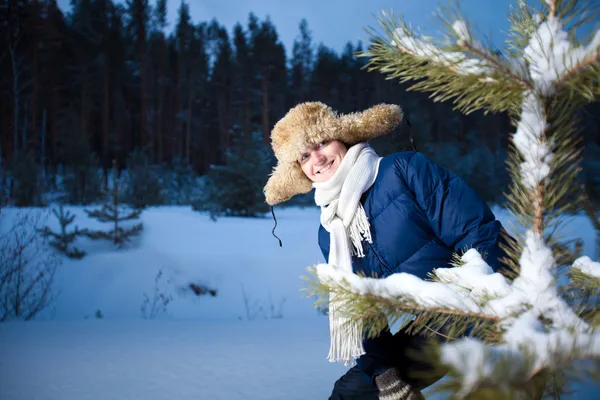 Dziewczyny w lesie zimą — Zdjęcie stockowe
