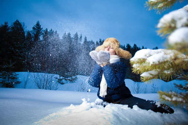 冬の森のかわいい女の子 — ストック写真