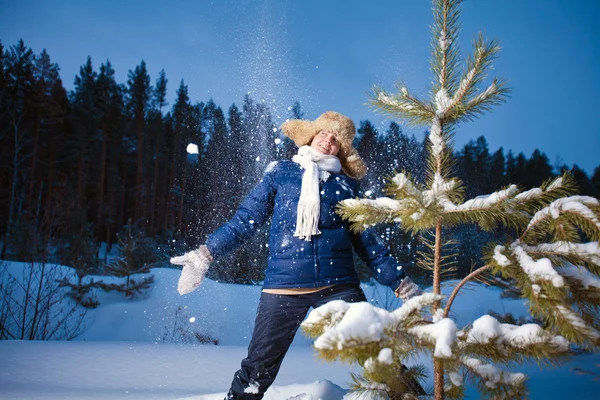 Hezká Dívka Zimním Lese — Stock fotografie