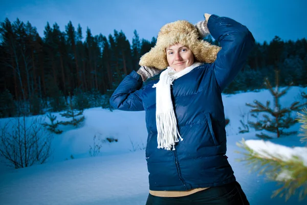 Söt Flicka Skogen Vinter — Stockfoto