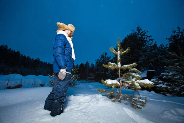 Söt flicka i skogen vinter — Stockfoto