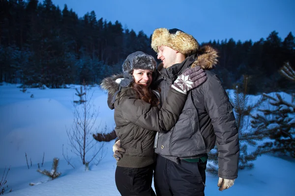 Romantický pár v zimním lese — Stock fotografie