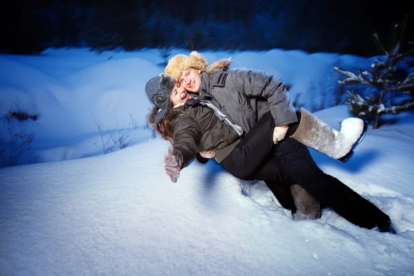 Casal bonito está brincando na neve — Fotografia de Stock