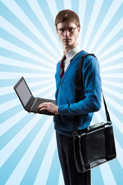 永商人与笔记本电脑的肖像 — Stockfoto