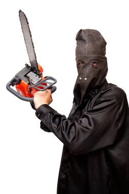 siyah deri maske kasap chainsaw tutuyor. beyaz izole.