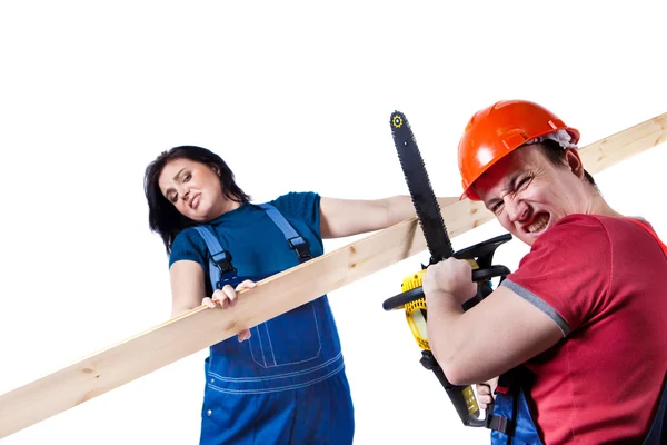Arbeiter schneiden Verkleidungen mit der Kettensäge — Stockfoto