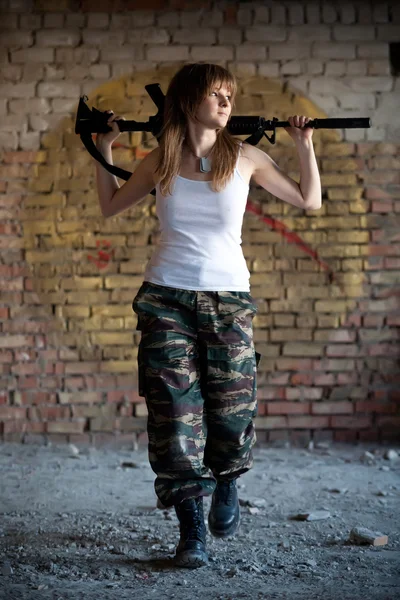 Walking mercenary woman — Stock Photo, Image