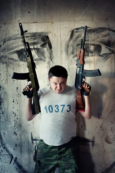 İki 'Kalaşnikof' hafif makineli tüfek ile paralı asker — Stok fotoğraf