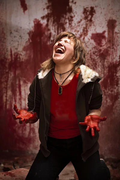 Mulher chorando com as mãos manchadas de sangue — Fotografia de Stock