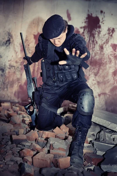Keskin nişancı tüfeği nato üniformalı — Stok fotoğraf