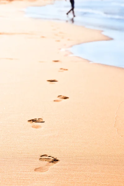 Empreintes de pas sur sable jaune — Photo