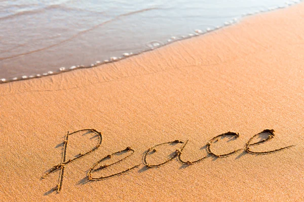 Слово Мир на піску — стокове фото