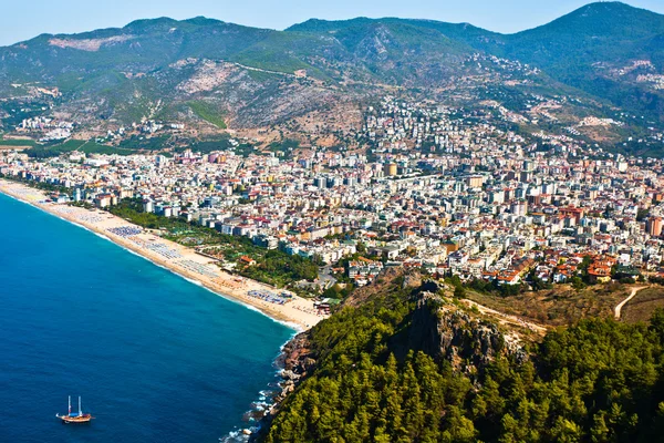 Alanya ciudad colina, costa del mar — Foto de Stock