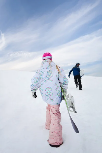 Dos fronteras de nieve caminan en la colina de nieve — Foto de Stock