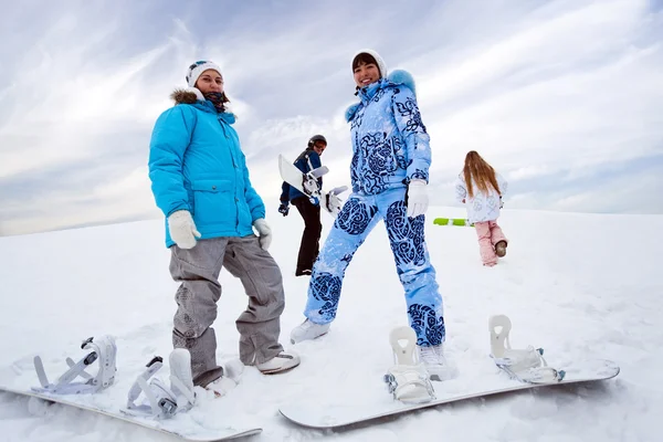 Tepe üzerinde dört snowboard binici — Stok fotoğraf