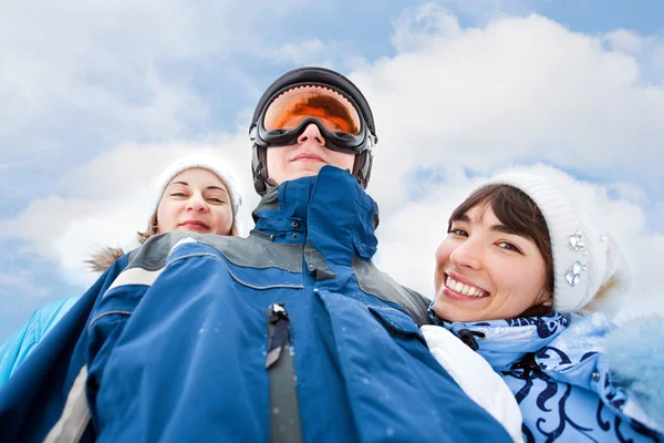 Meninas sorridentes em azul e homem em máscara céu — Fotografia de Stock