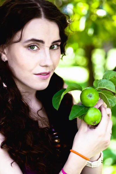 Meisje in de tuin met appels — Stockfoto