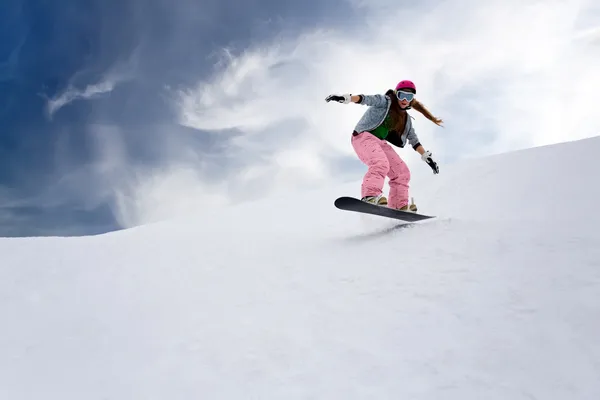 Dziewczyna Rider Skoku Snowboardzie Górach — Zdjęcie stockowe